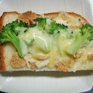 玄米フレーク＆ブロッコリーのチーズトースト